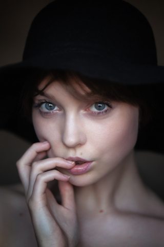 Black hat, woman model, gorgeous, 240x320 wallpaper