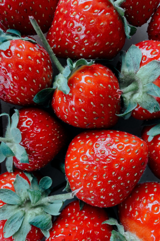 Juicy and fresh strawberries, close up, 240x320 wallpaper