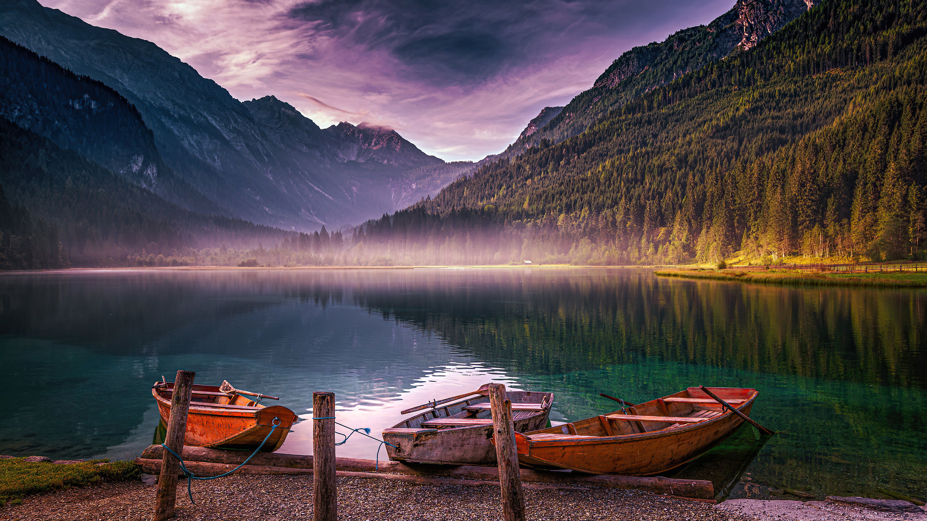 Traditional wooden village on a lake in Alps mountains, Hallstatt, Austria  | Windows Spotlight Images