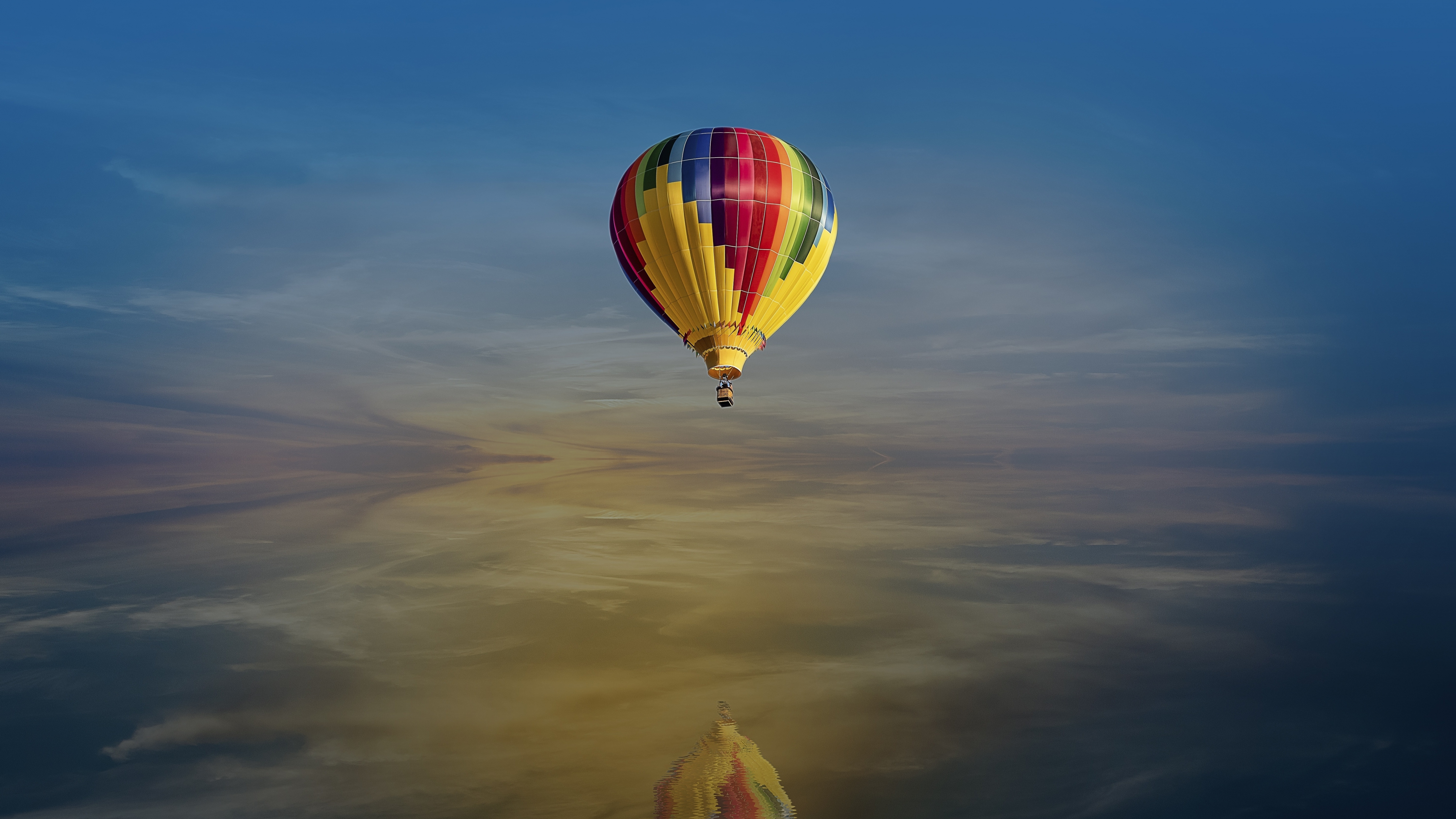 Шар над морем. Воздушные шары на голубом небе. Обои воздушные шары. Картинки с воздушными шарами красивые. Клёвые картинки воздушные.