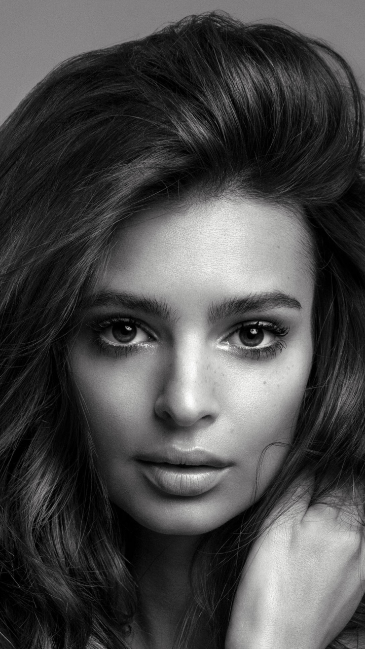 Download wallpaper 720x1280 emily ratajkowski, stare, monochrome