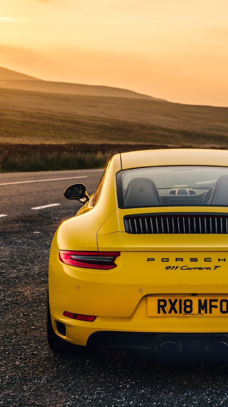 Đối với những tín đồ yêu xe, chiếc Porsche 911 màu vàng sẽ là sự lựa chọn hoàn hảo để thể hiện đẳng cấp và cá tính. Hơn thế nữa, bức ảnh nền iPhone với chủ đề off-road này còn cho thấy sức mạnh và sự vững chắc của chiếc xe trong mọi điều kiện địa hình.