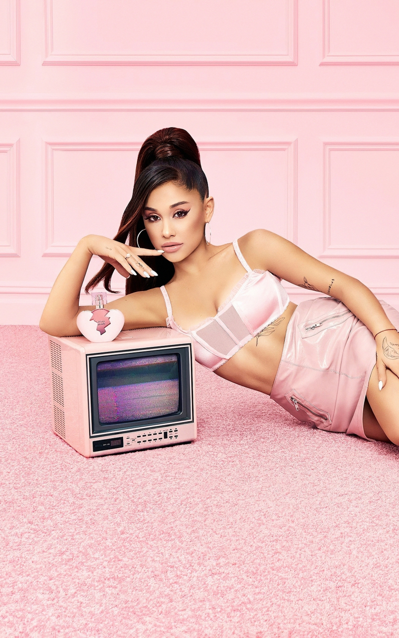 Download Stunning Ariana Grande in Pink Aesthetic Wallpaper
