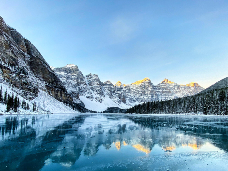 Moraine Lake với màu xanh ngọc của nó là một chuyến phiêu lưu xuyên suốt thời gian và không gian. Với hình nền Moraine Lake, bạn có thể tận hưởng vẻ đẹp tự nhiên của hồ sâu xanh dưới ánh nắng. Hãy dừng lại, thở vào không khí trong lành và tận hưởng hành trình khám phá vùng núi Rocky của bạn.