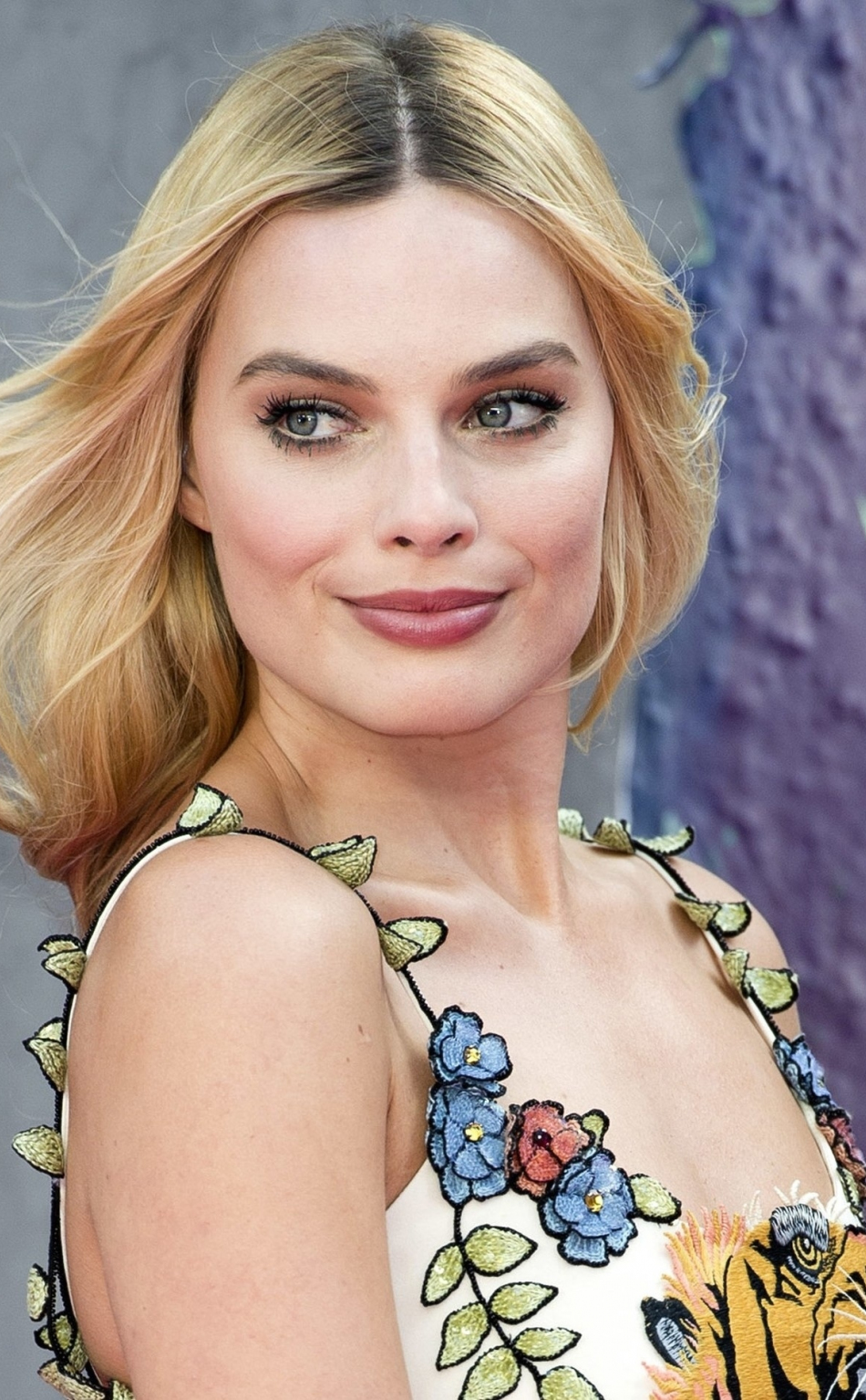 Download 950x1534 Wallpaper Blonde And Beautiful 2019 Margot Robbie Iphone 950x1534 Hd Image