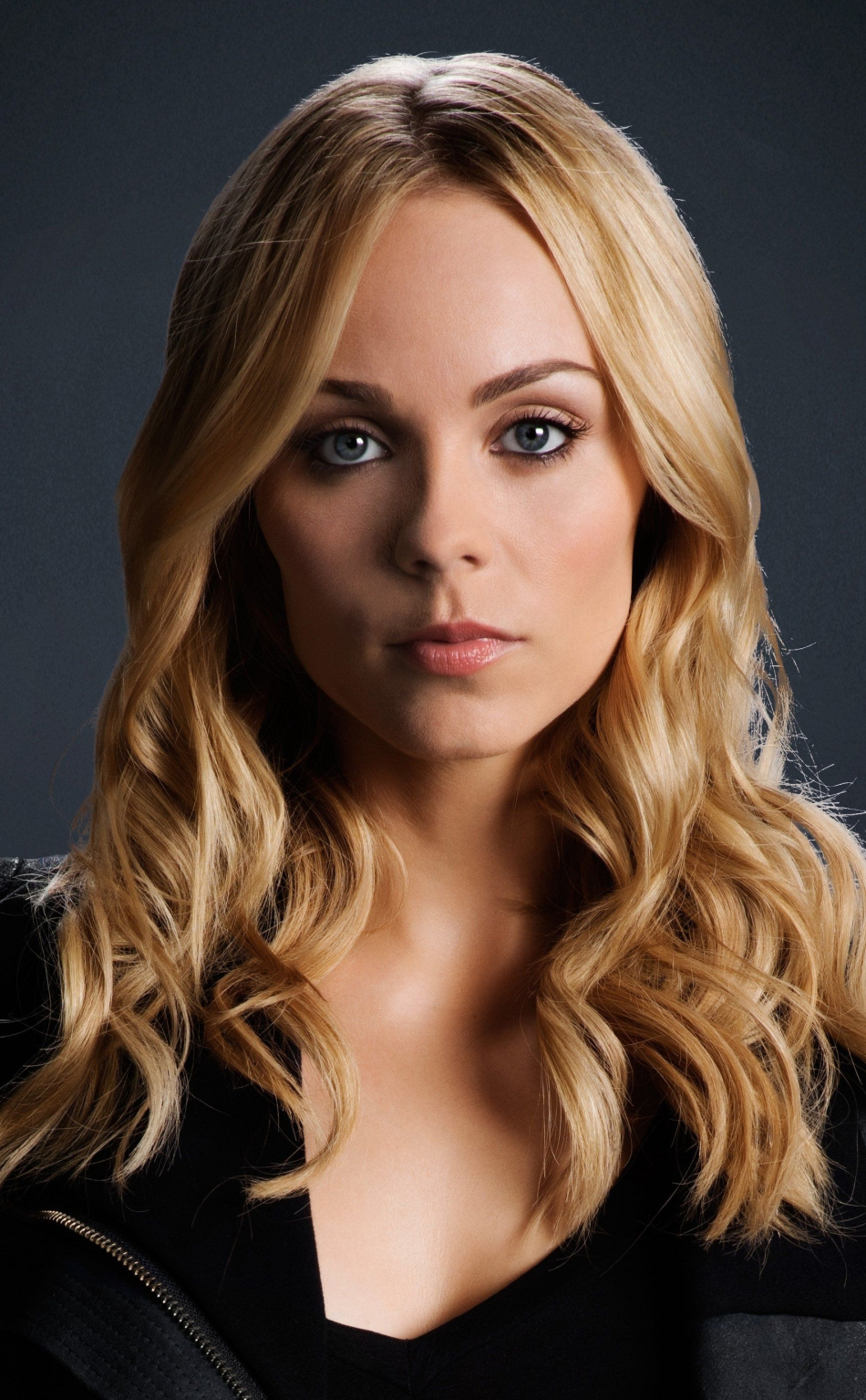 Download Wallpaper 950x1534 Laura Vandervoort Actress Blonde Iphone