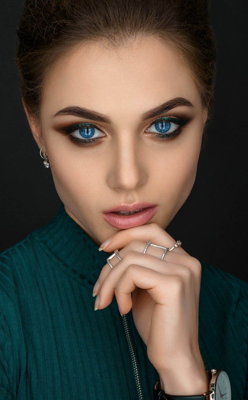 Download 950x1534 wallpaper blue eyes, pretty, woman model, iphone ...