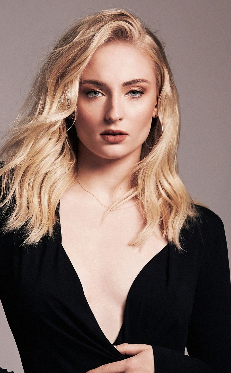 Download wallpaper 950x1534 hot and beautiful, black dress, sophie turner,  iphone, 950x1534 hd background, 23778