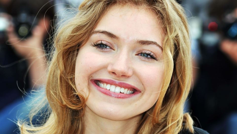 Download wallpaper 960x544 imogen poots, smile, cute, playstation ps ...