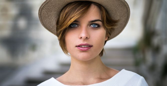 Woman with hat, juicy lips, aqua eyes wallpaper