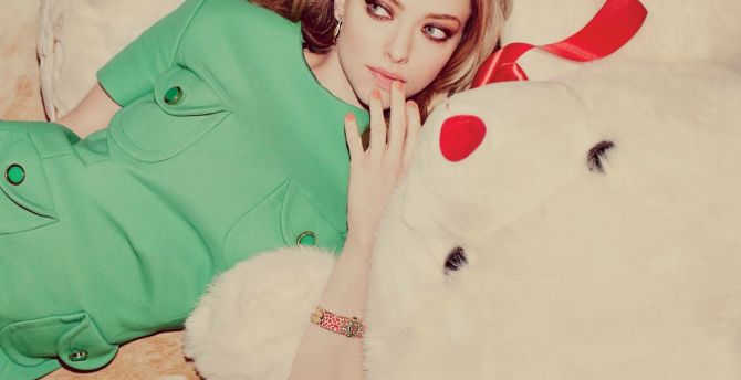 Amanda Seyfried and teddy, green dress, photoshoot wallpaper