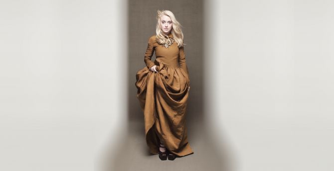 Dakota Fanning, golden dress, blonde wallpaper