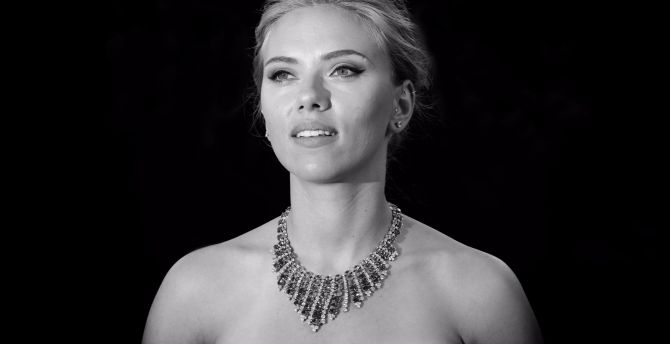 Scarlett Johansson, monochrome, smile wallpaper