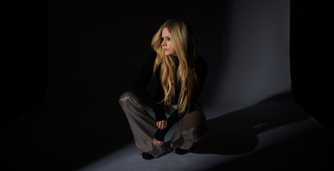 Singer, blonde, Avril Lavigne, dark wallpaper