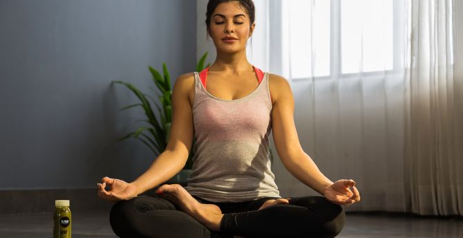 Jacqueline Fernandez, bollywood, yoga, 2018 wallpaper