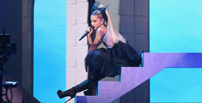 2018, beautiful, stair, sit, Ariana Grande, concert wallpaper