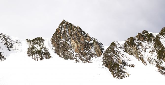 Rocky cliffs, winter, snow layers wallpaper