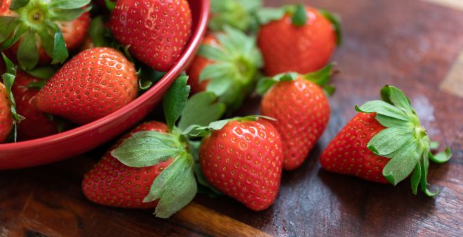 Strawberry, fresh and ripe fruits wallpaper