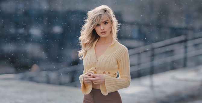Blonde and beautiful girl, outdoor in winter, model photoshoot wallpaper