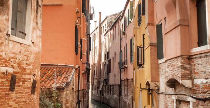 Narrow canal, apartments, Venice wallpaper