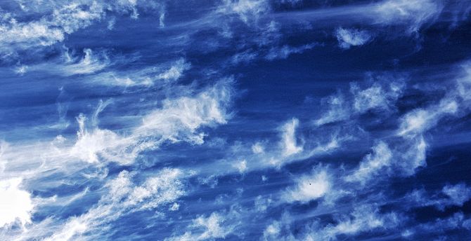 Blue sky, sunny day, white clouds wallpaper