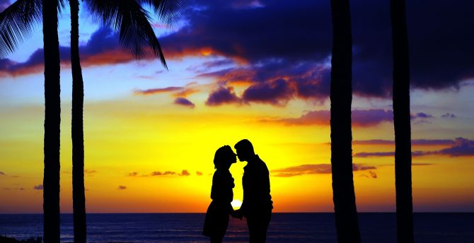 Desktop wallpaper kiss, couple, sunset, beach, silhouette ...