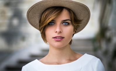 Woman with hat, juicy lips, aqua eyes