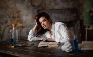 White shirt woman model reading