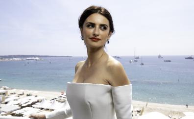Penelope cruz, white dress, smile, 2018