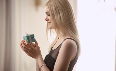Elle fanning, small gift box, blonde